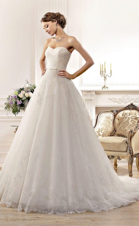Robe de mariée de la collection Idylly par Naviblue Bridal with a train