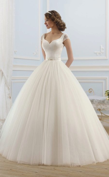 Robe de mariée magnifique de la collection ROMANCE de Naviblue Bridal