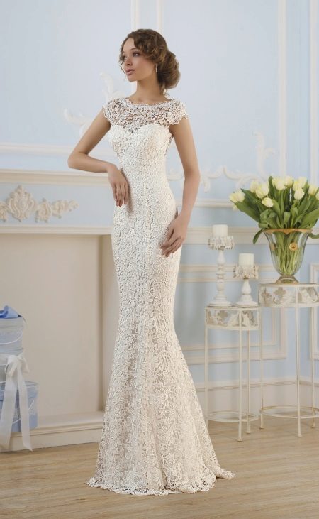 Robe de mariée droite en dentelle de Naviblue Bridal
