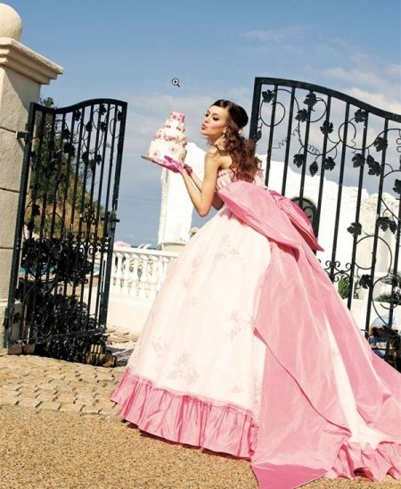 Robe de mariée moelleuse blanche et rose