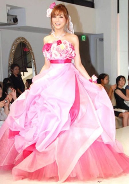 Robe de mariée avec noeud rose