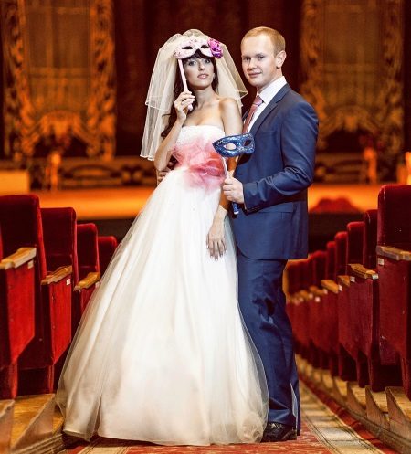 Costume de mariage au côté de la mariée