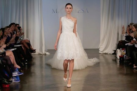 Robe de mariée courte sur une épaule