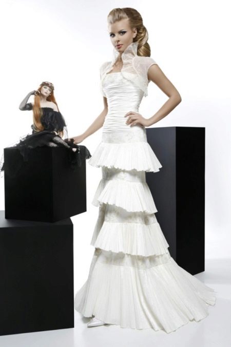 Robe de mariée de la collection Courage avec une jupe à plusieurs niveaux