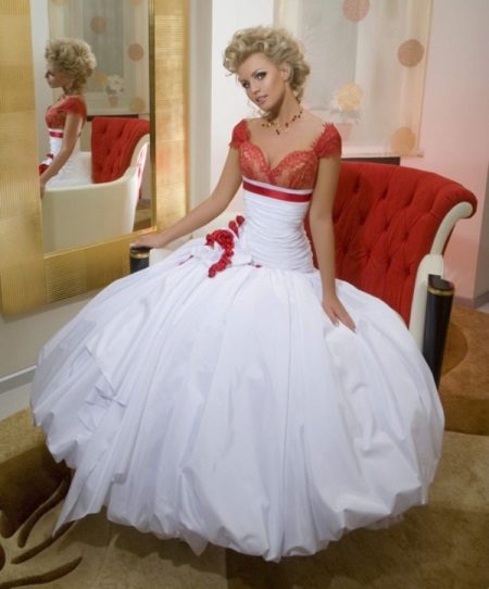 Robe de mariée de la collection Femme Fatale avec un corsage rouge