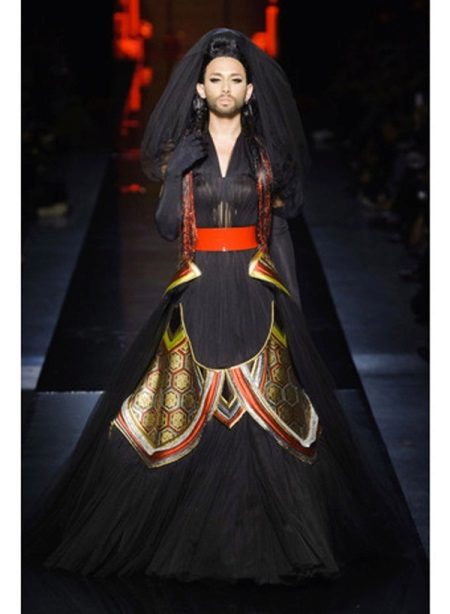 Robe de mariée noire et rouge