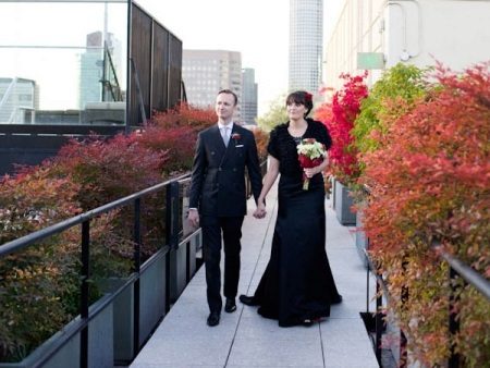 Robe de mariée noire fermée avec de la dentelle