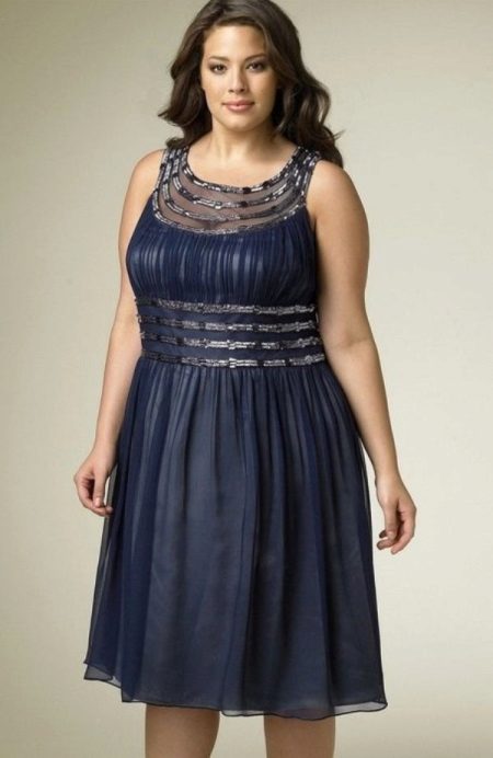 Robe de soirée courte avec un décor brillant pour la plénitude