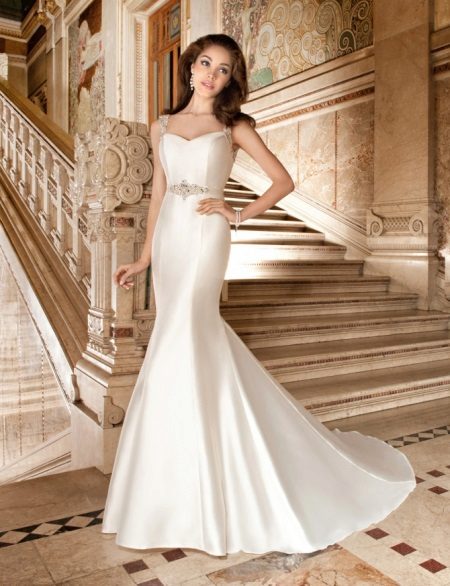 Robe de mariée en satin avec un train