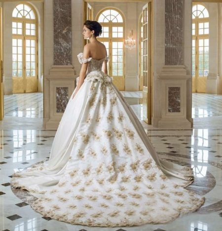 Robe de mariée avec broderies dorées