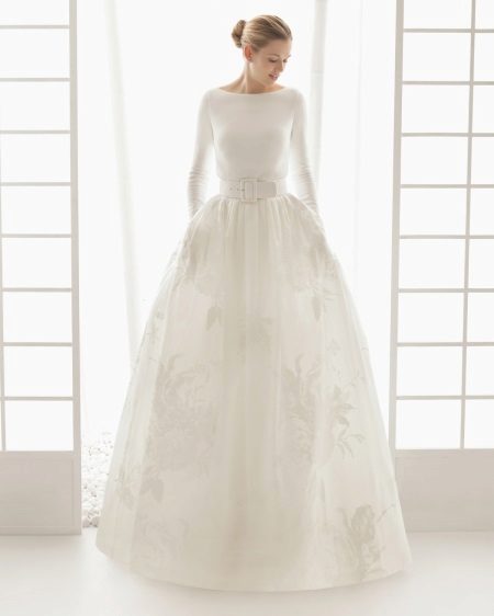 Robe de mariée a-silhouette fermée