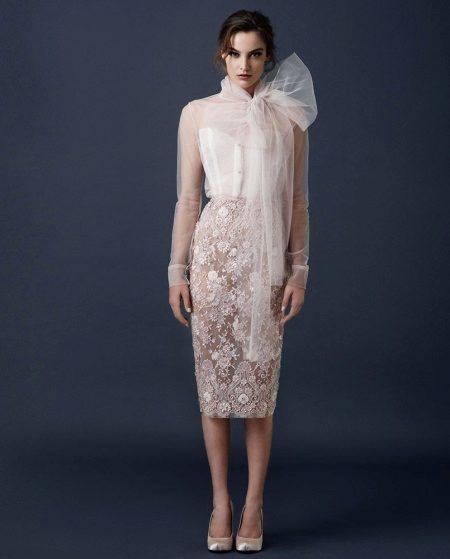 Robe de mariée courte avec manche transparente