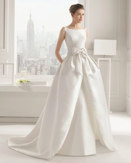 Robe de mariée avec une jupe amovible