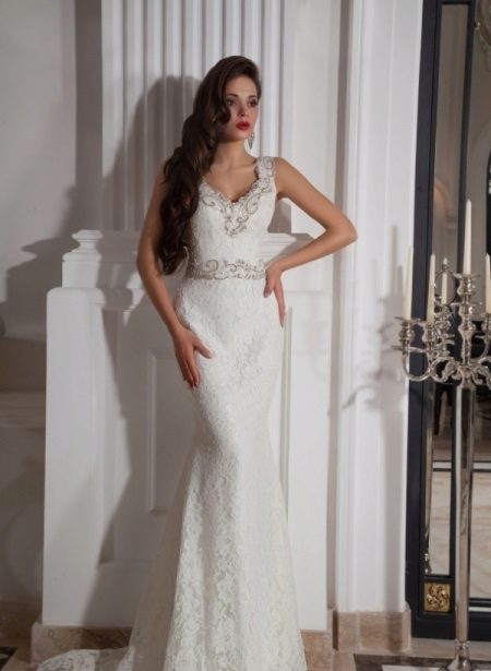 Robe de mariée avec décolleté décoré de strass
