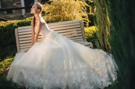 Robe de mariée avec jupe brodée