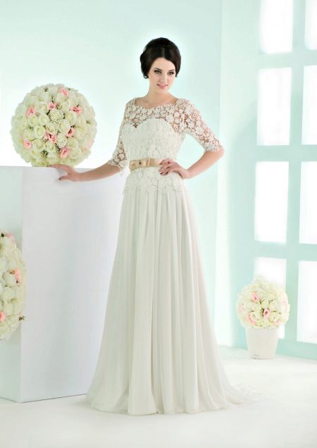 Robe de mariée avec une ceinture de Vasilkova