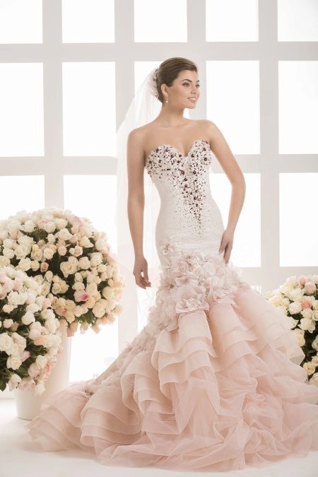 Robe de mariée avec un voile de Vasilkova