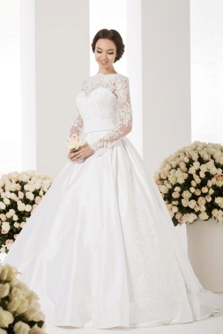 Robe de mariée fermée de bleuets