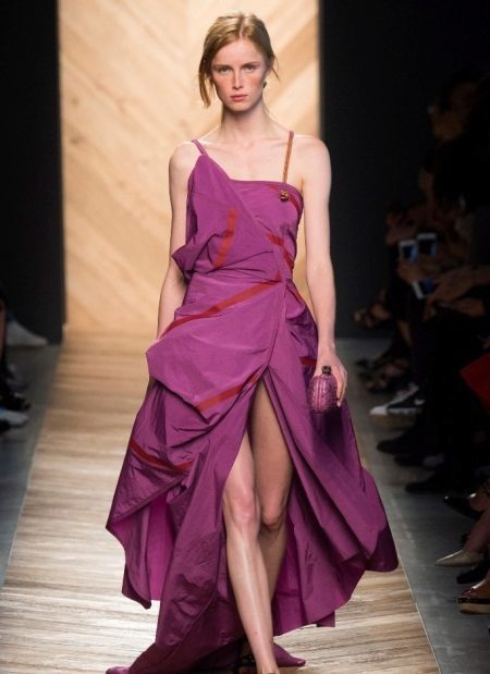 Robe de soirée avec une coupe inhabituelle