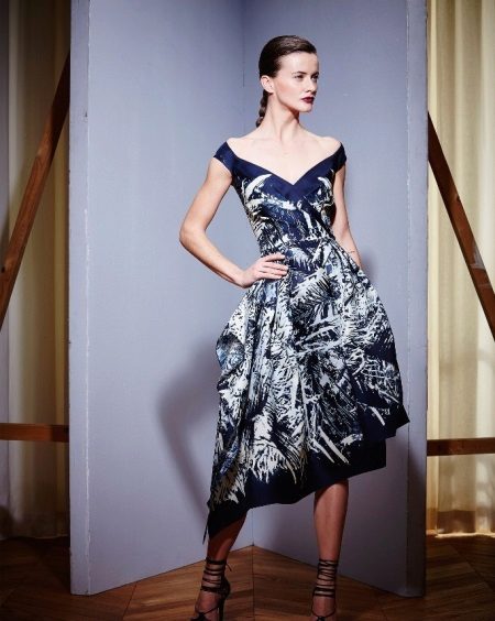 Robe de soirée pour une figure un triangle pour le nouvel an