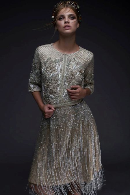 Robe de soirée courte avec une frange pour le Nouvel An