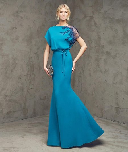 Robe de soirée dans le style du minimalisme