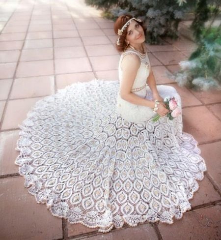 Robe de mariée tricotée avec train en crochet