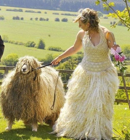 Robe de mariée en laine tricotée