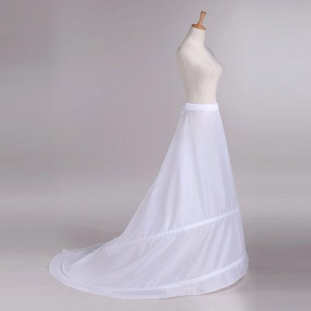 Crinoline egy esküvői ruha egy vonattal