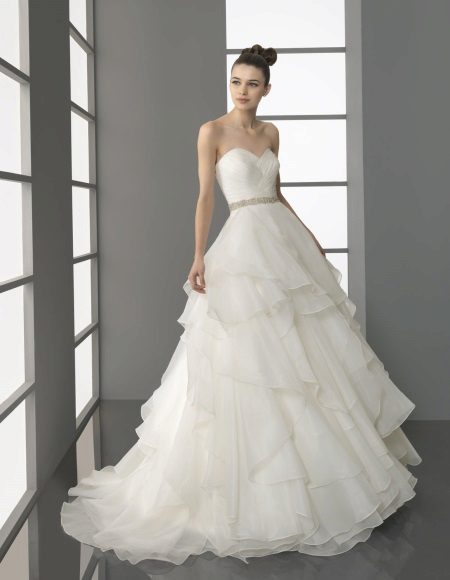 Robe de mariée avec une jupe multicouche