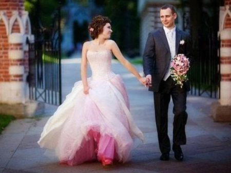 Robe de mariée avec un jupon de couleur