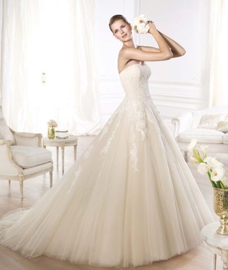Esküvői ruha a GLAMOR kollekcióból Pronovias Ivoryból