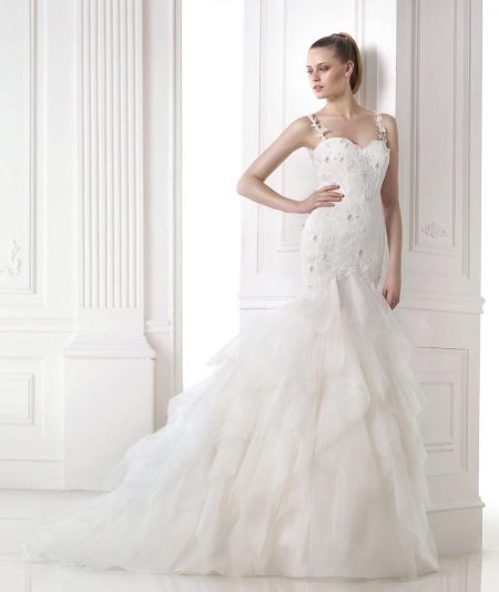 Esküvői ruha a DREAMS kollekcióból Pronoviasból egy többrétegű szoknyával