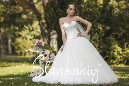 Esküvői ruha a Slanovski-tól, csodálatos a Swarovski strasszokkal