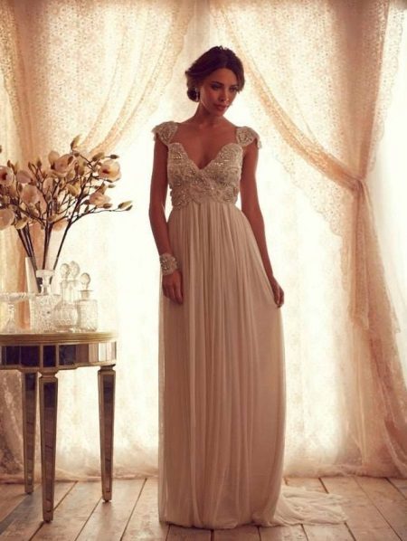 Robe de mariée avec un décor sur le corsage