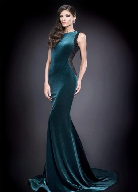 Robe en velours avec incrustations ajourées