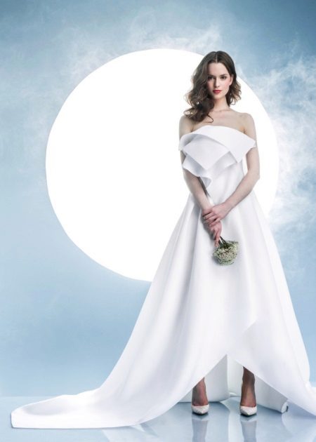 Robe de mariée blanche avec des éléments volumineux