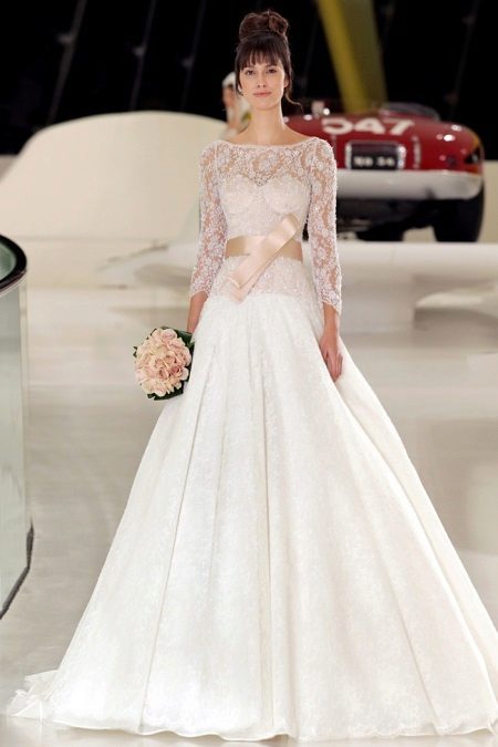 La combinaison de la robe de mariée blanche avec la pêche