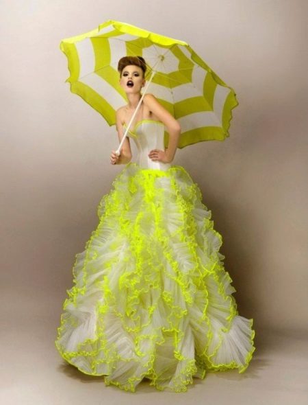 Robe de mariée blanche avec jaune