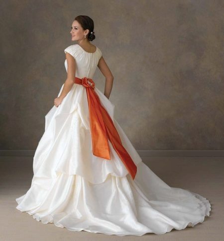 Robe de mariée avec ceinture orange