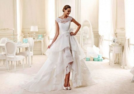 Robe de mariée symétrique avec un train