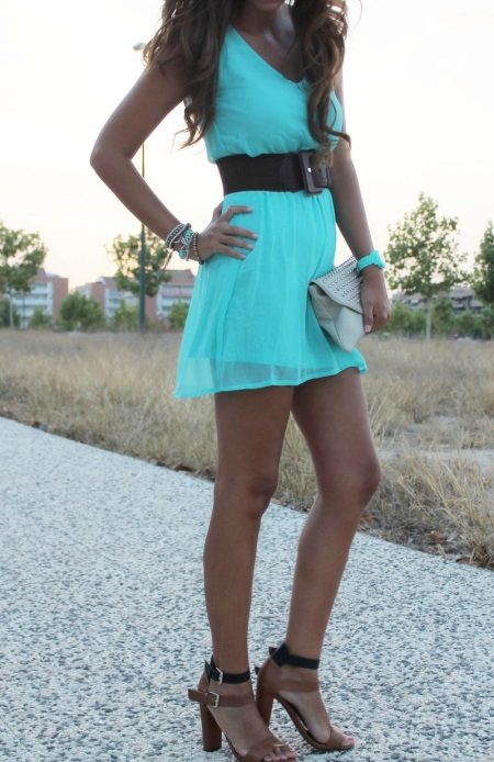 Robe cyan brillante turquoise