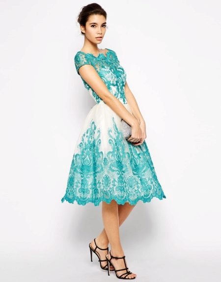 Robe turquoise avec du blanc