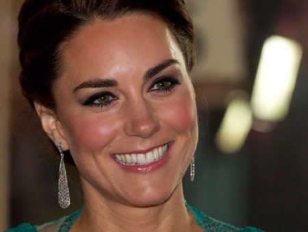 Maquillage Kate Middleton sous une robe turquoise