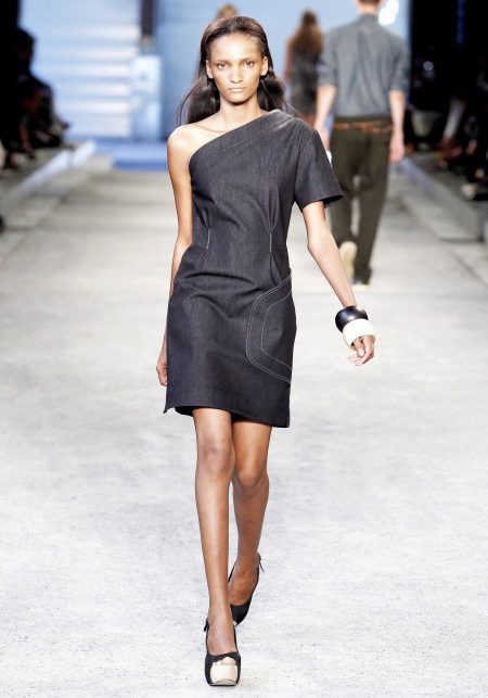 Robe en jean sur une épaule