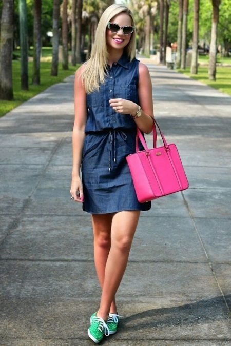 Robe en jean avec des baskets