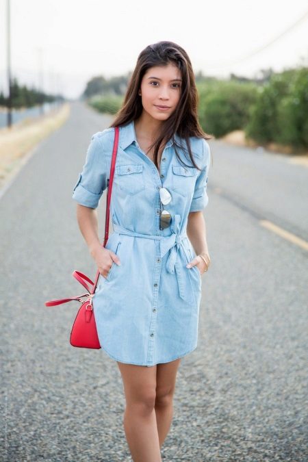 Robe bleue avec accessoires rouges