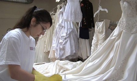 Az esküvői ruha tisztításának folyamata