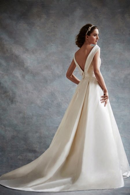 Robe de mariée à décolleté triangulaire