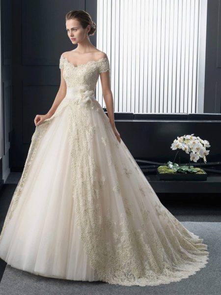 Robe de mariée classique avec des bas